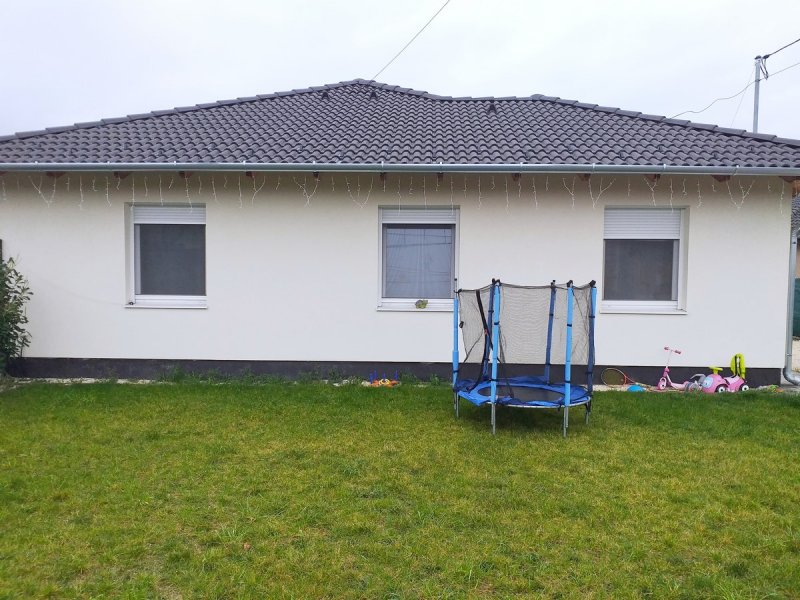 Halásztelek Kertvárosában tárolókapcsolatos utcafronti ikerház