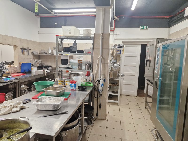 Kiadó kiszállításra alkalmas melegkonyha és cukrász üzem.