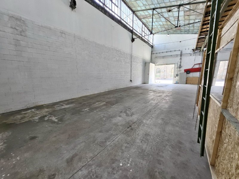 Eladó ipari vagy raktár helyiség