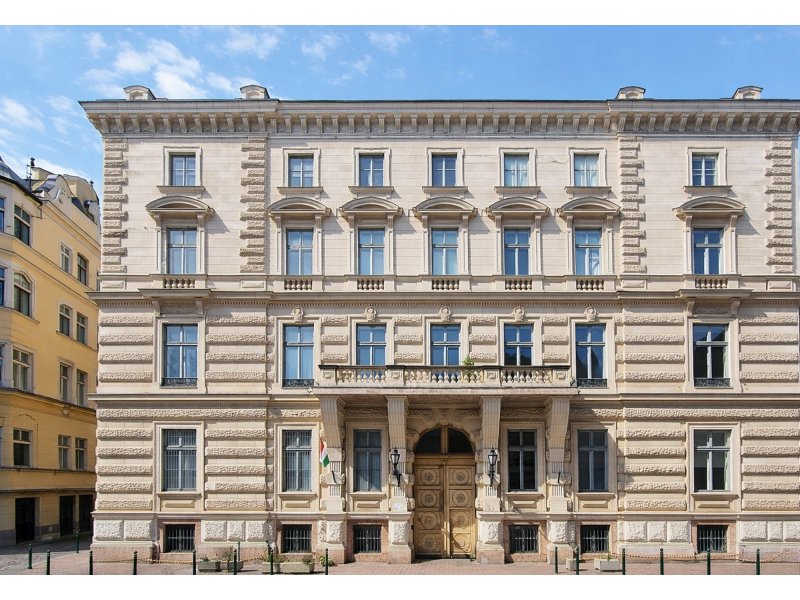 Eladó lakás a Palotanegyed szívében, műemléki környezetben, ritka lehetőség a Dégenfeld-Schomburg-palotában!