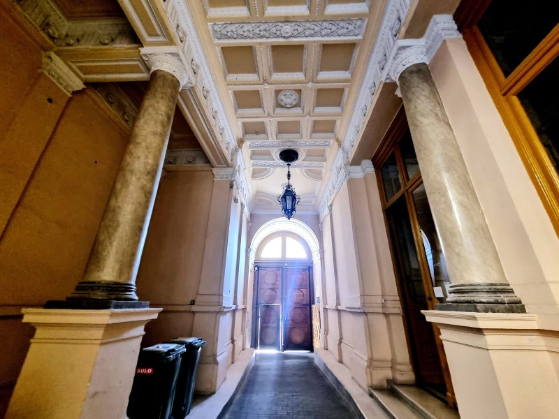 Eladó lakás a Palotanegyed szívében, műemléki környezetben, ritka lehetőség a Dégenfeld-Schomburg-palotában!