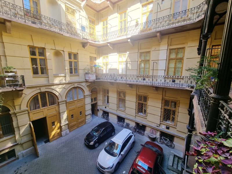 Eladó lakás a Palotanegyed szívében, műemléki környezetben, ritka lehetőség a Dégenfeld-Schomburg-palotában!