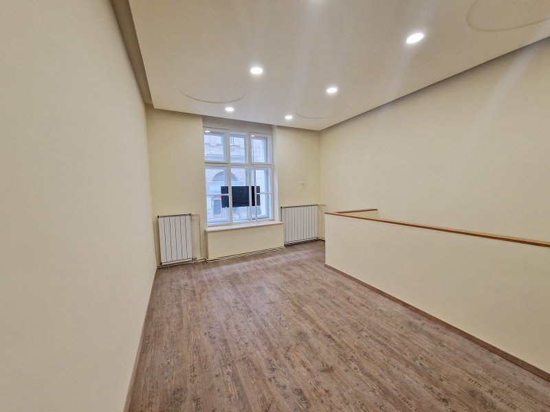 Opera közelében eladó vendéglátó és iroda 