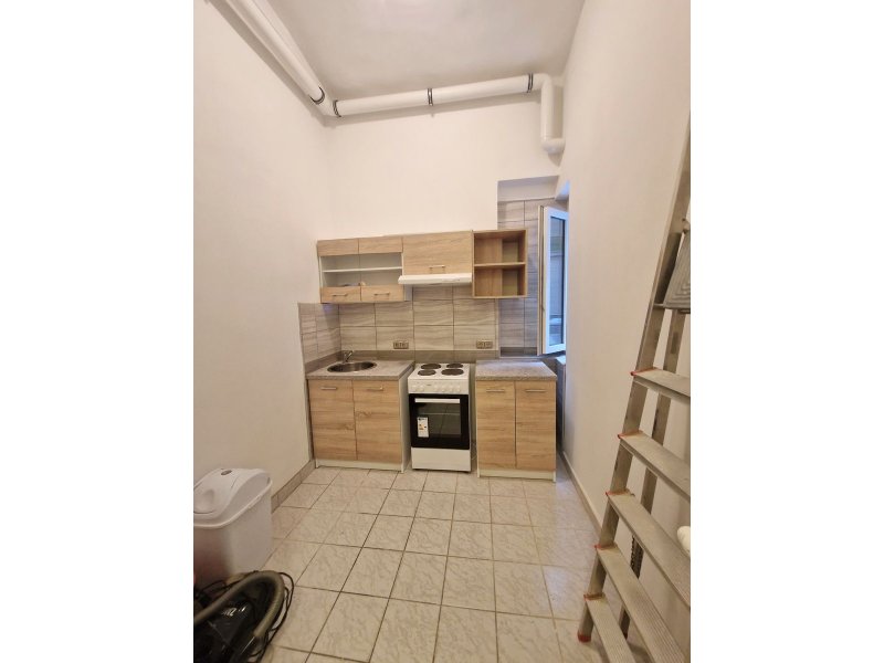 Opera közelében eladó vendéglátó és iroda 