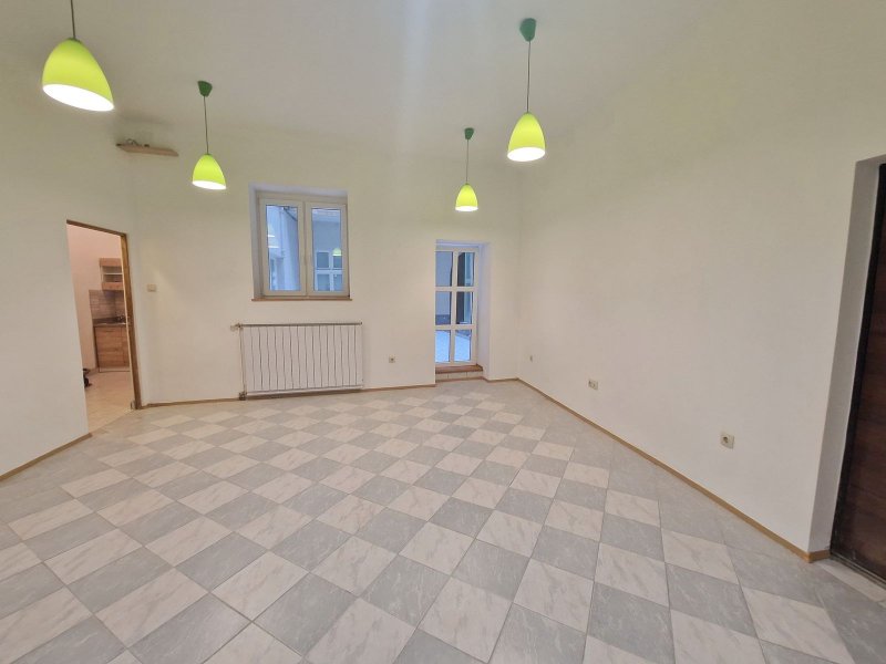 Opera közelében eladó vendéglátó és iroda 