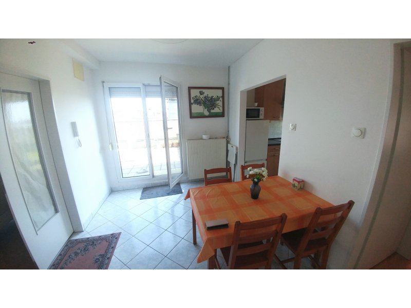  SZOBA KIADÓ ÚJÉPÍTÉSŰ LAKÁSBAN 