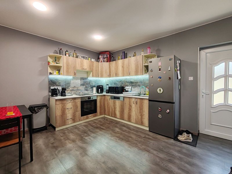 Kertes társasházi lakás eladó!