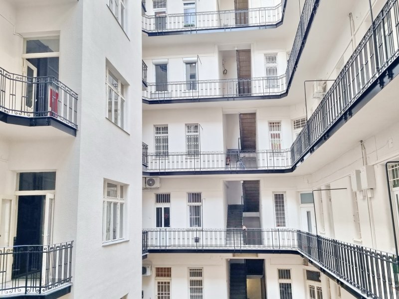 Két erkélyes, világos lakás eladó Újlipótváros szívében, pár lépésre a Westendtől