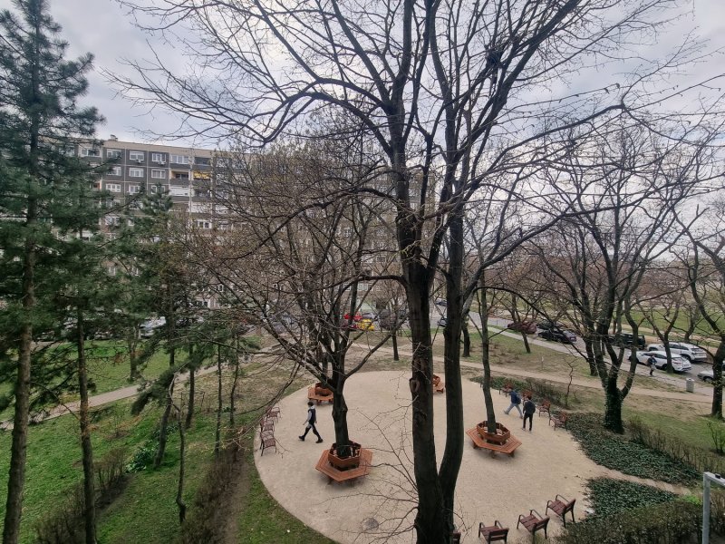 Eladó külön nyíló 2 szobás az Etele úton, panelprogramos házban!