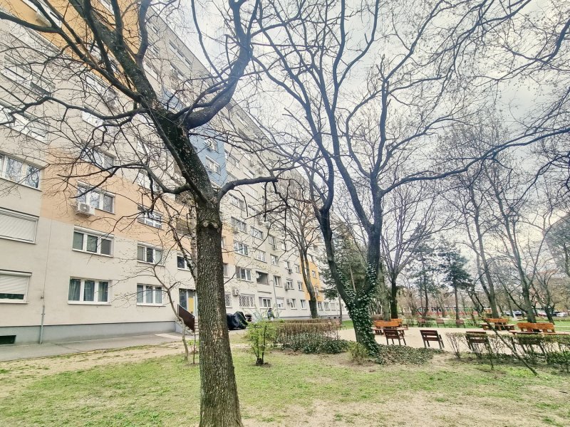 Eladó külön nyíló 2 szobás az Etele úton, panelprogramos házban!