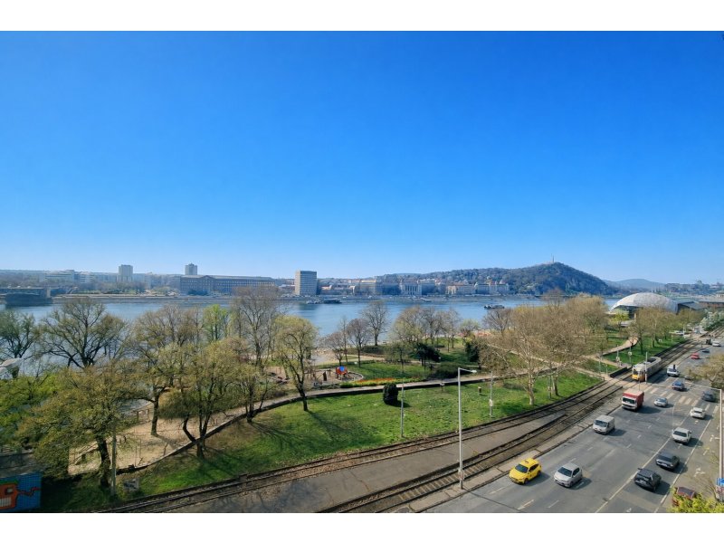 Kiadó Dunai panorámás lakás a belső Ferencváros szívében