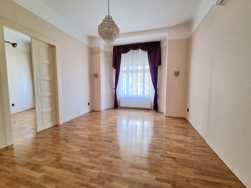 Tágas, nagypolgári ingatlan a megújult Ferencvárosban!