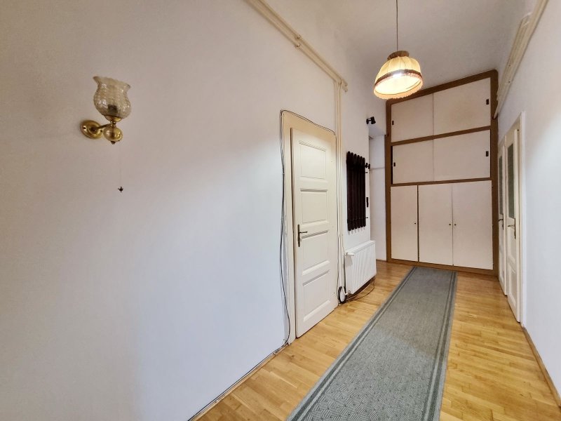 Tágas, nagypolgári ingatlan a megújult Ferencvárosban!