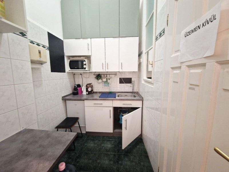 Egészségügyi központnak  alkalmas, berendezett rendelő kiadó 