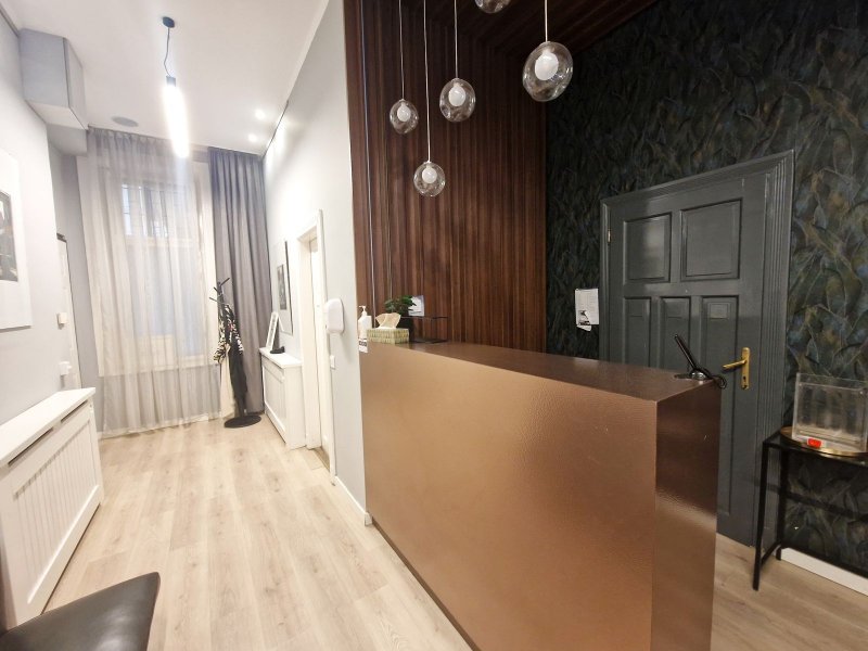 Egészségügyi központnak  alkalmas, berendezett rendelő kiadó 