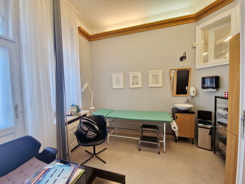 Egészségügyi központnak  alkalmas, berendezett rendelő kiadó 