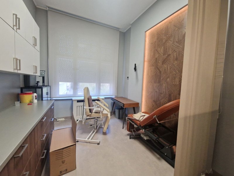 Egészségügyi központnak  alkalmas, berendezett rendelő kiadó 