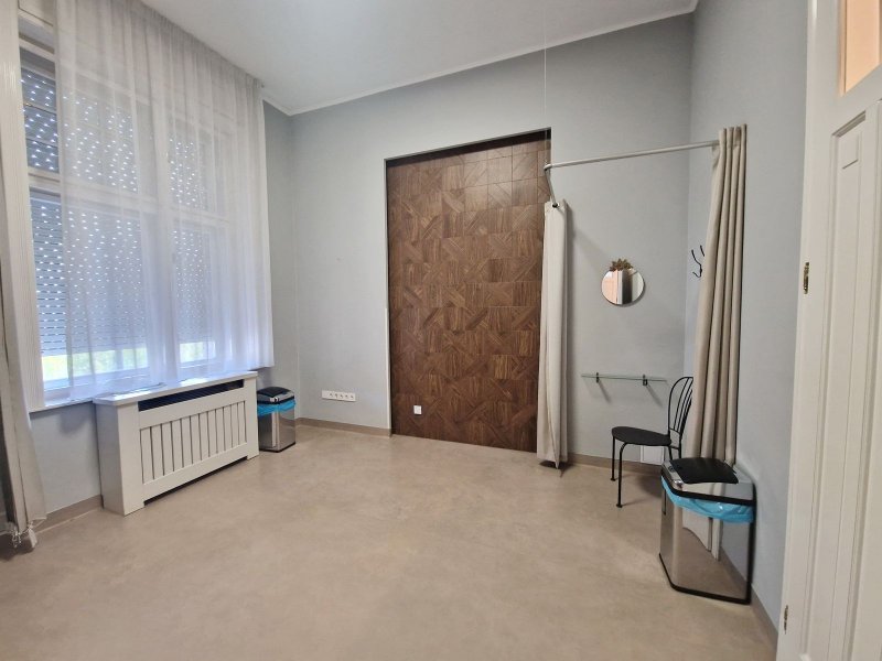 Egészségügyi központnak  alkalmas, berendezett rendelő kiadó 