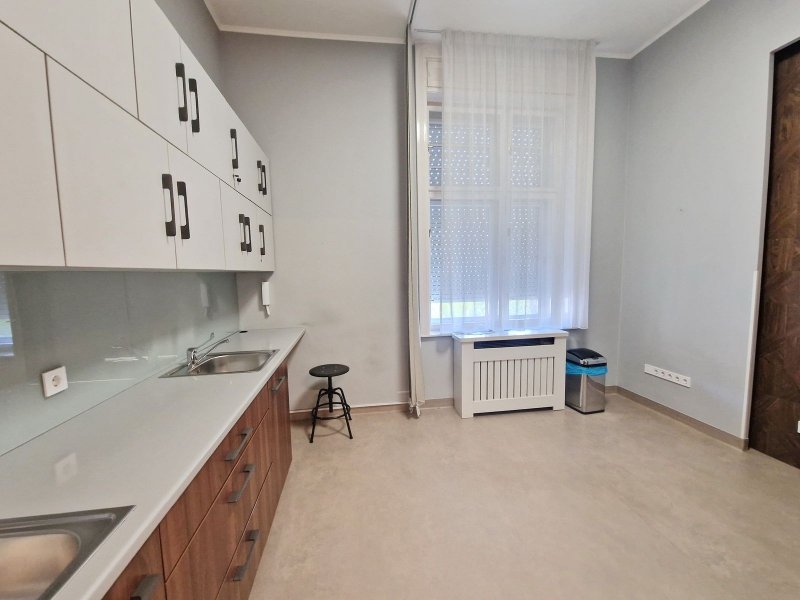 Egészségügyi központnak  alkalmas, berendezett rendelő kiadó 