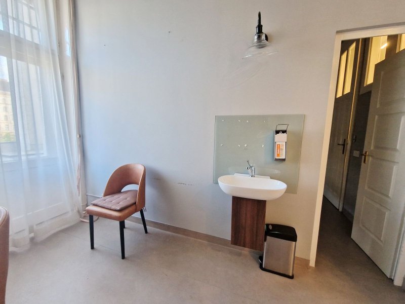 Egészségügyi központnak  alkalmas, berendezett rendelő kiadó 