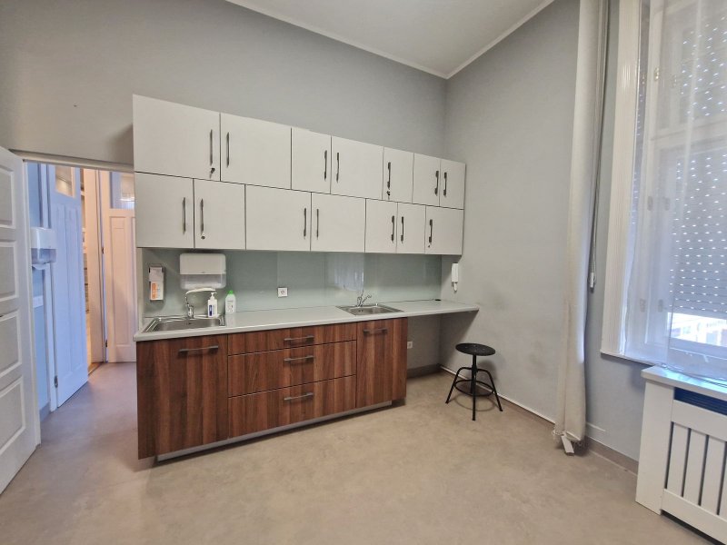 Egészségügyi központnak  alkalmas, berendezett rendelő kiadó 