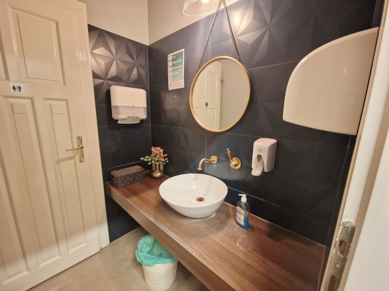 Egészségügyi központnak  alkalmas, berendezett rendelő kiadó 