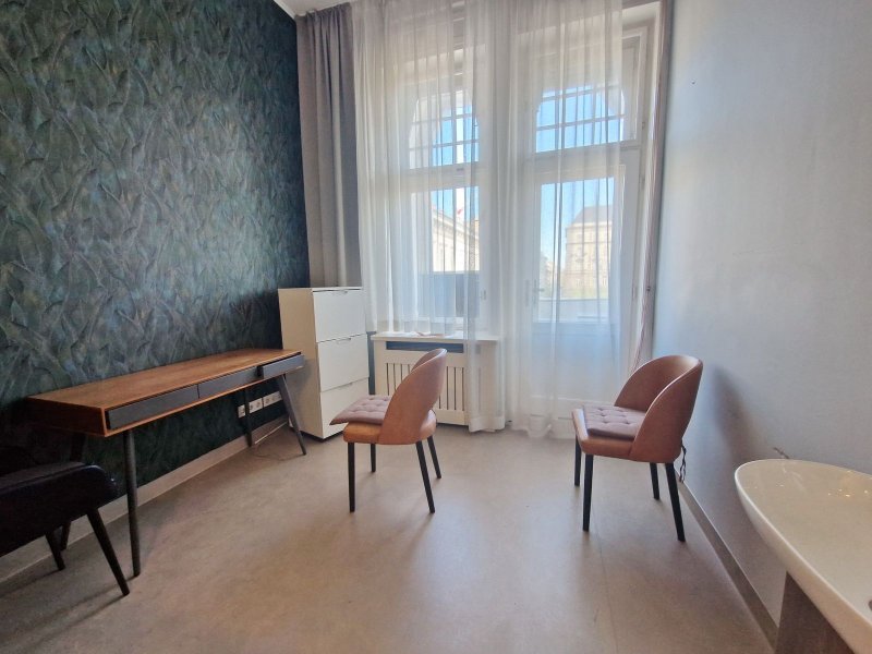 Egészségügyi központnak  alkalmas, berendezett rendelő kiadó 