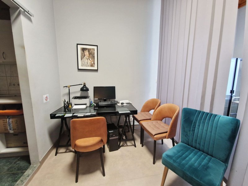 Egészségügyi központnak  alkalmas, berendezett rendelő kiadó 