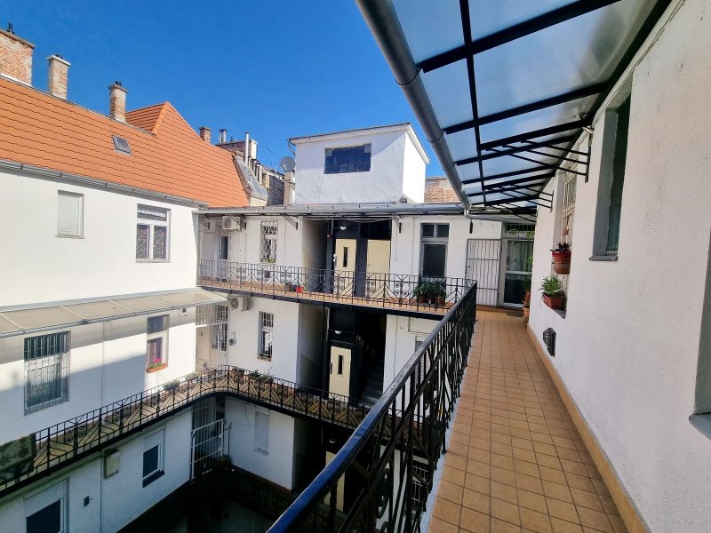 Napfényes, legfelső emeleti lakás eladó Újlipótváros szívében!