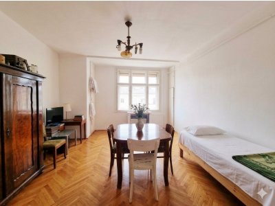 Napfényes, legfelső emeleti lakás eladó Újlipótváros szívében!