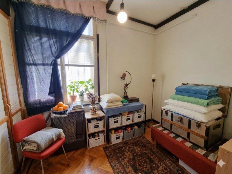 Napfényes, legfelső emeleti lakás eladó Újlipótváros szívében!