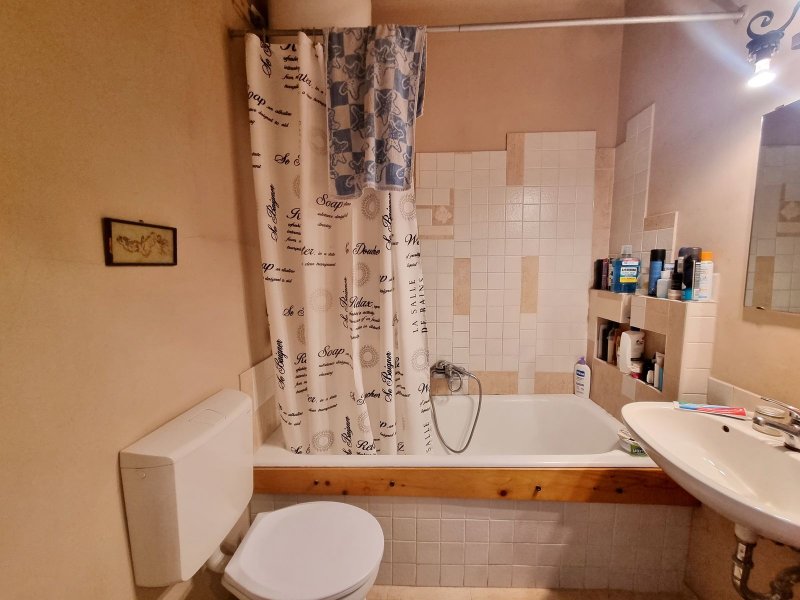 Napfényes, legfelső emeleti lakás eladó Újlipótváros szívében!