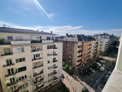 Napfényes, legfelső emeleti lakás eladó Újlipótváros szívében!