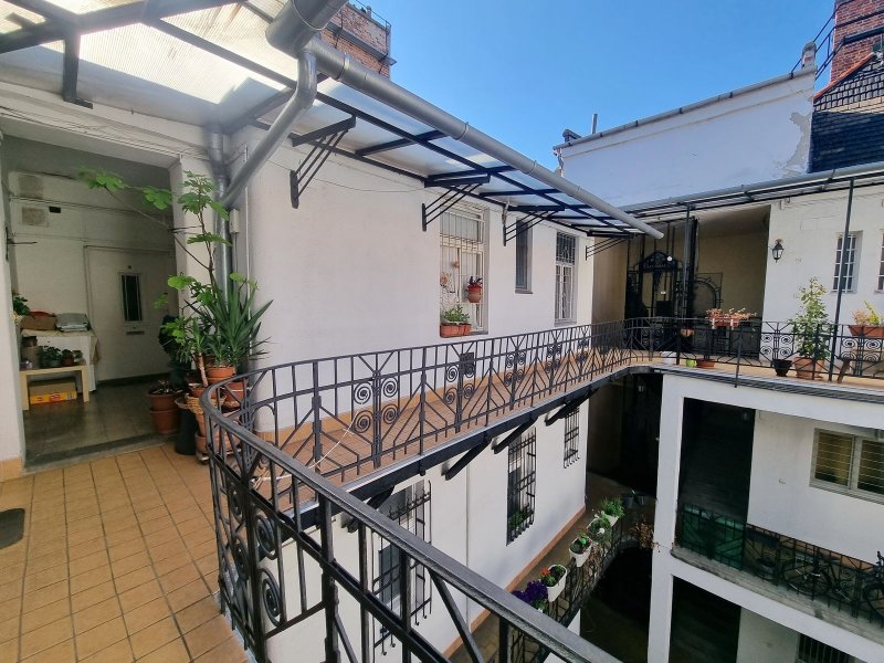 Napfényes, legfelső emeleti lakás eladó Újlipótváros szívében!