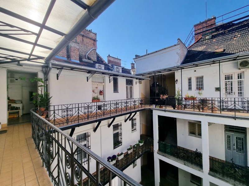 Napfényes, legfelső emeleti lakás eladó Újlipótváros szívében!