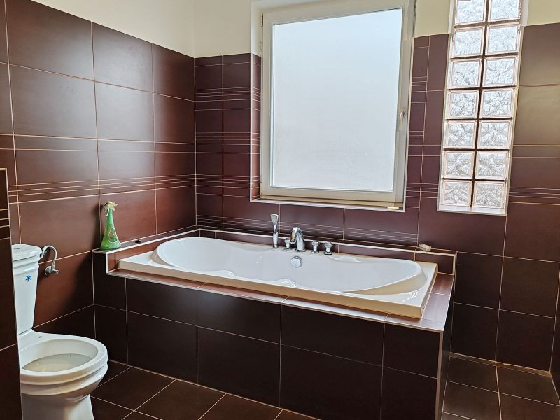 Modern otthon Lakihegyen saját kerttel és medencével