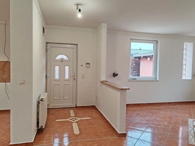 Modern otthon Lakihegyen saját kerttel és medencével