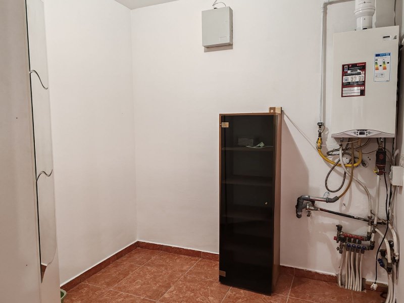 Modern otthon Lakihegyen saját kerttel és medencével