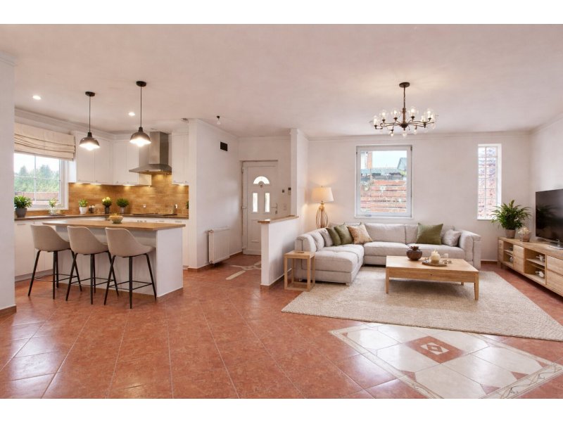 Modern otthon Lakihegyen saját kerttel és medencével