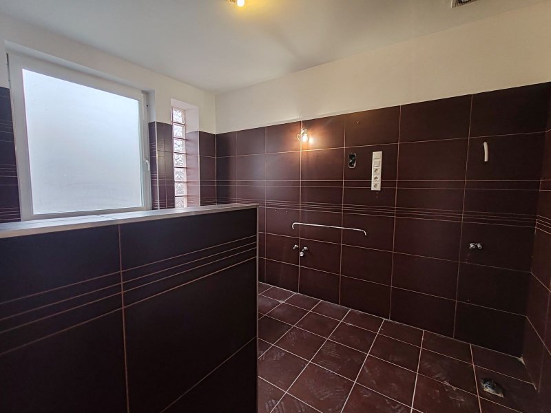 Modern otthon Lakihegyen saját kerttel és medencével