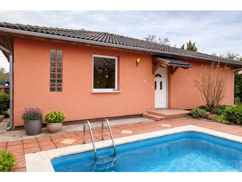 Modern otthon Lakihegyen saját kerttel és medencével