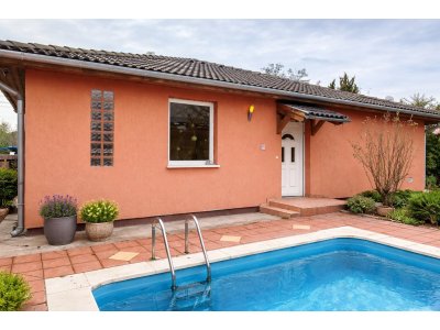 Modern otthon Lakihegyen saját kerttel és medencével