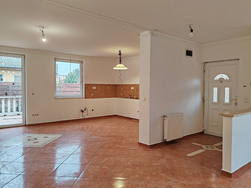 Modern otthon Lakihegyen saját kerttel és medencével