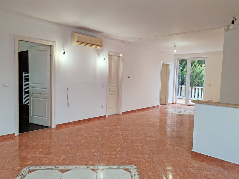 Modern otthon Lakihegyen saját kerttel és medencével