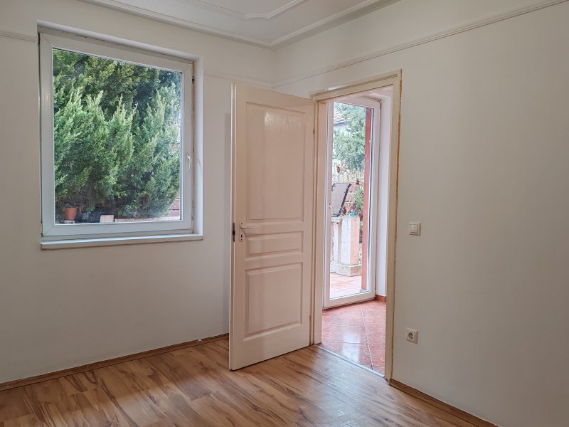 Modern otthon Lakihegyen saját kerttel és medencével!