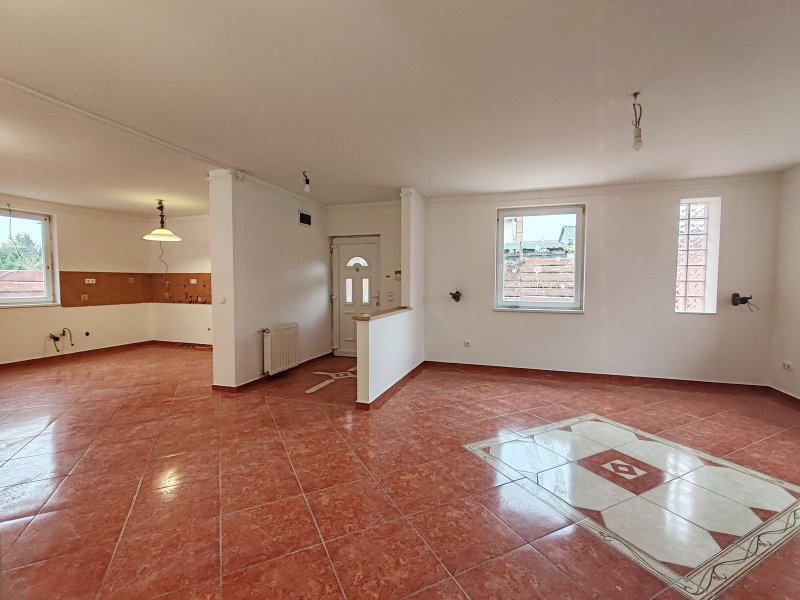 Modern otthon Lakihegyen saját kerttel és medencével