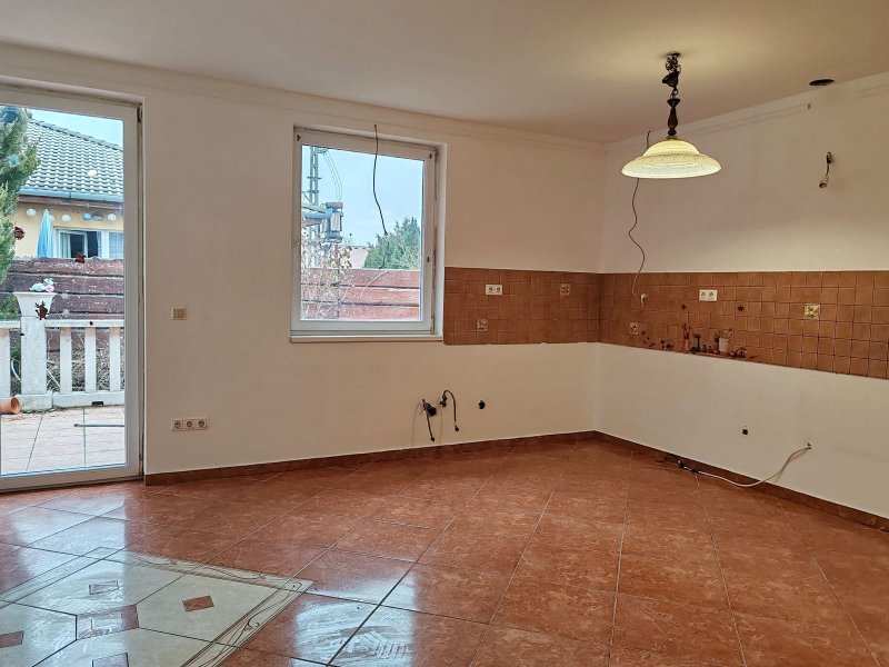 Modern otthon Lakihegyen saját kerttel és medencével