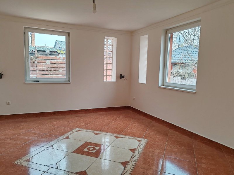 Modern otthon Lakihegyen saját kerttel és medencével