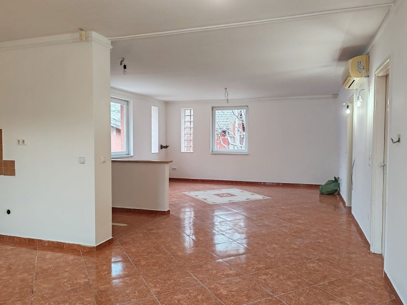 Modern otthon Lakihegyen saját kerttel és medencével