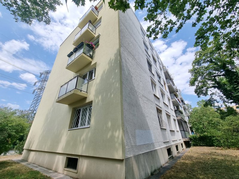 Kiváló elrendezésű erkélyes lakás eladó a József Attila lakótelep kedvelt részén!